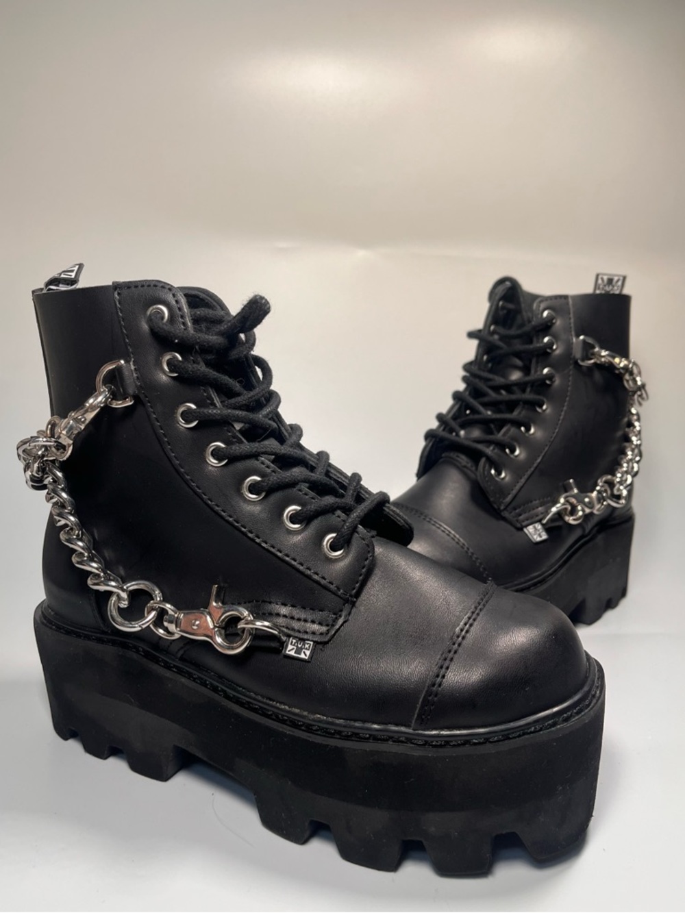 T.U.K. INTERCHANGEABLE STRAP Black 7-Eye Chain & Strap Dino Lug Boot